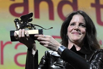 Laura Poitras, con el León de Oro.