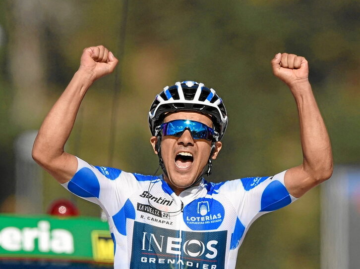 Richard Carapaz celebra una victoria muy meritoria en Navacerrada.