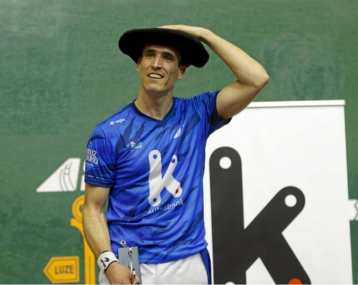 Javi Urriza posa sonriente con su octava txapela, quizá la última.