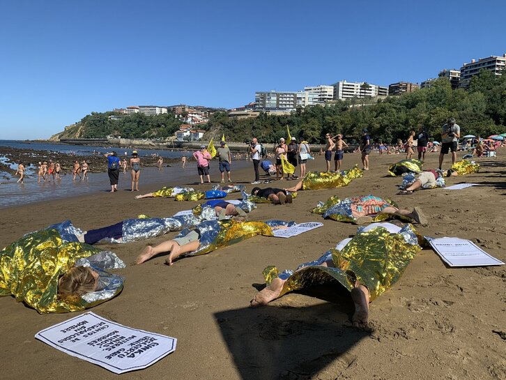 Activistas tapados con mantas térmicas para denunciar las trabas a los migrantes. 