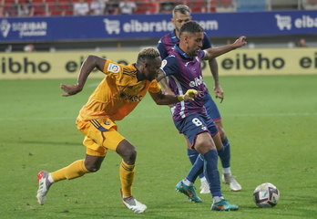 Matheus protege el balón durante el encuentro entre Eibar y Ponferradina.