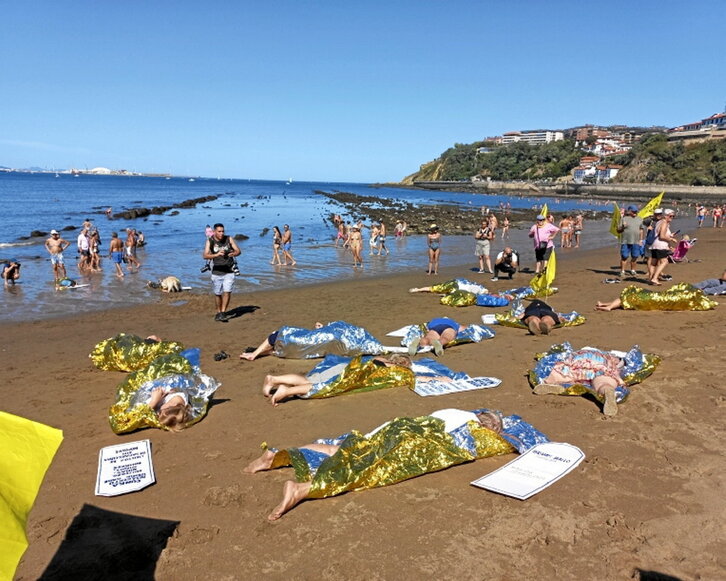 Varias activistas se taparon con mantas térmicas.