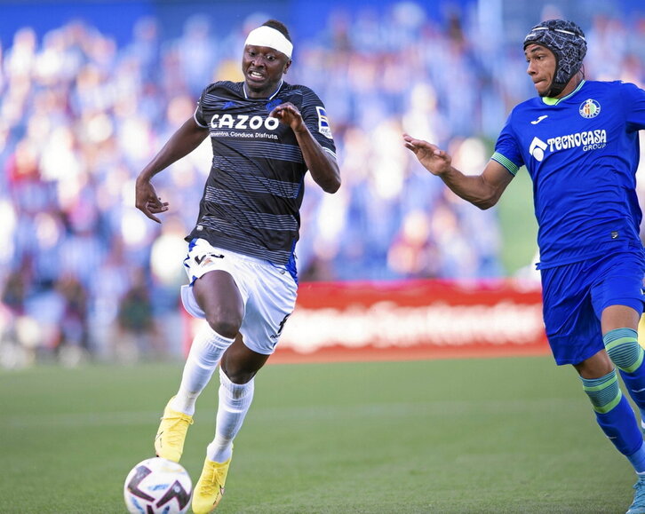 Umar Sadiq  se retiró con gestos de dolor que hacen temer por una grave lesión.