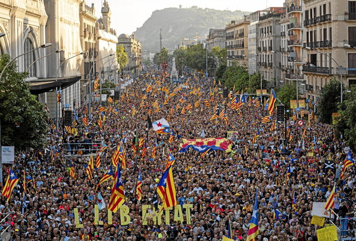 En la página anterior, movilización convocada por la ANC. Abajo, el líder de ERC, Oriol Junqueras, interviene en el acto de su formación, y muestras de solidaridad de Euskal Herria con la Diada.