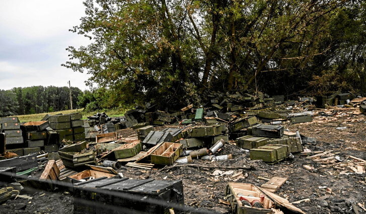 Imagen de varias cajas de armas abandonadas en Balakliya, en la región de Jarkov.