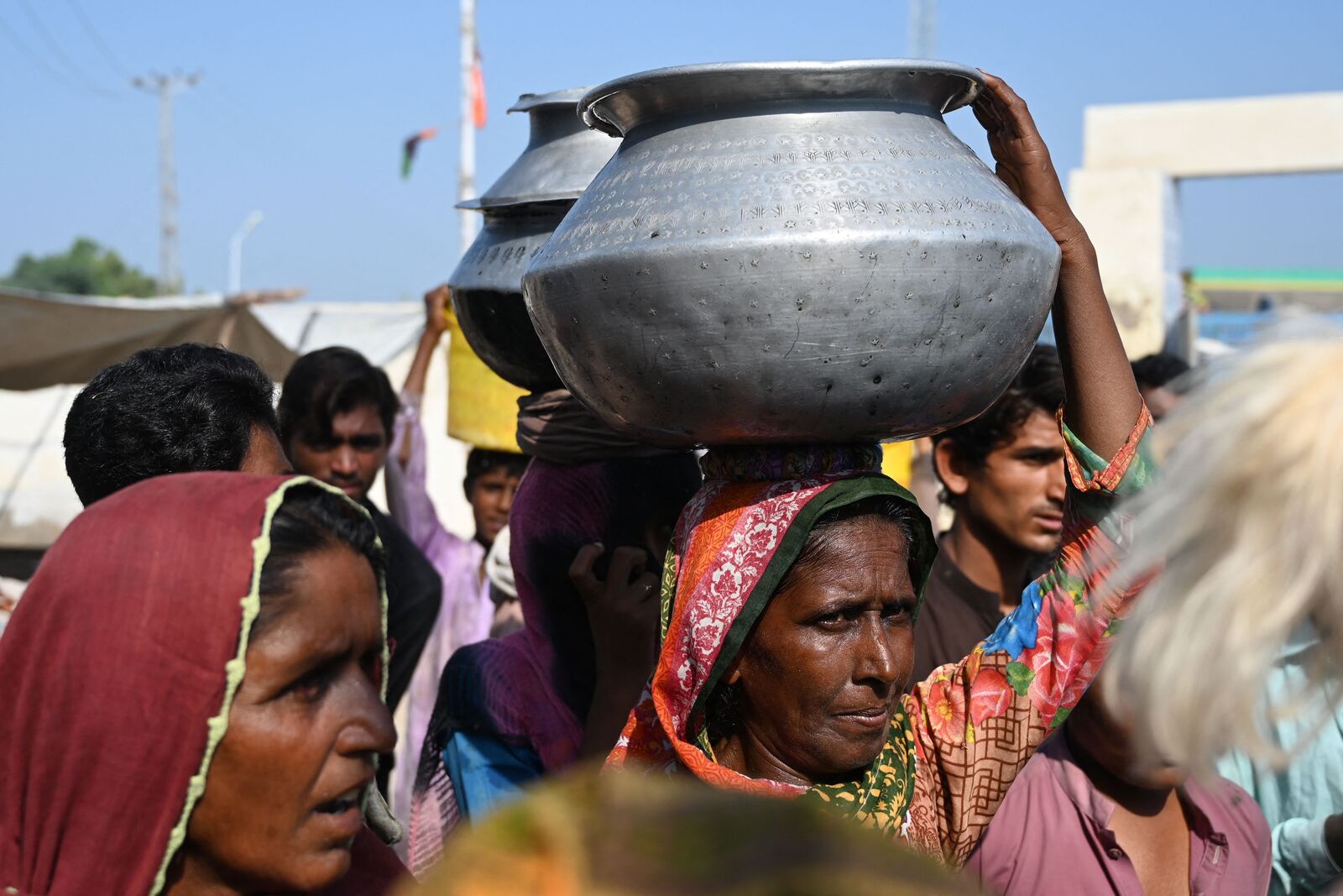Una mujer acarrea agua potable en un c&aacute;ntaro. (Aamir QURESHI / AFP) 