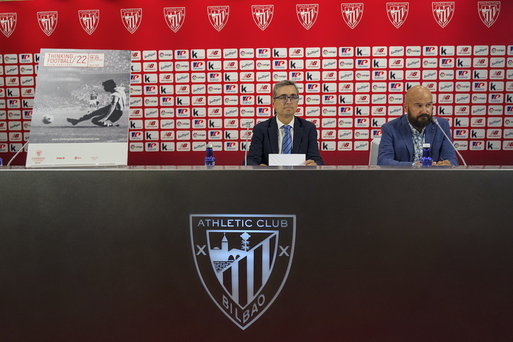 El vicepresidente del Athletic, Jon Ruigómez, y Galder Reguera, organizador de Thinking Football.