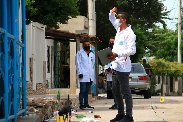 Agentes de la Policía Científica inspeccionan la zona del tiroteo ocurrido en el barrio Las Flores de Barranquilla este 12 de septiembre.