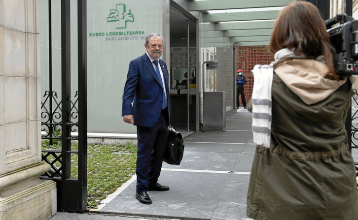 El consejero de Economía y Hacienda, Pedro Azpiazu, a la entrada del Parlamento antes de un pleno.