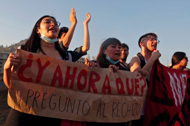 Jóvenes que apoyaron el proyecto de nueva Constitución en una movilización un día después del referéndum, el 5 de septiembre, en Santiago.