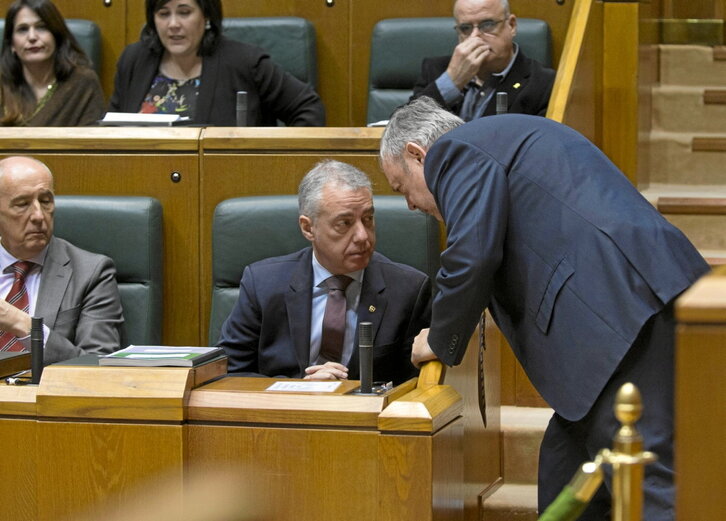 Azpiazu -en la foto, con Urkullu- no cree que su Gobierno deba hacer nada en esta materia.