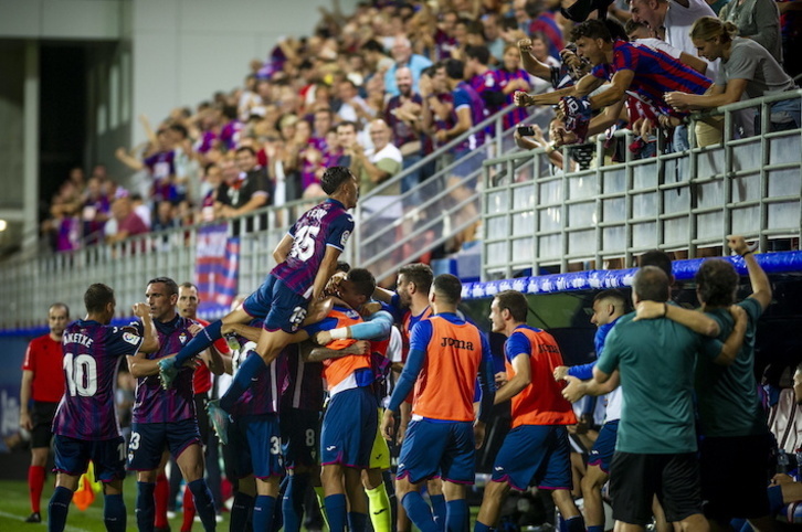 Los azulgranas celebran el gol de la victoria.