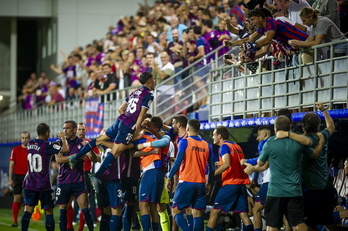Los azulgranas celebran el gol de la victoria.