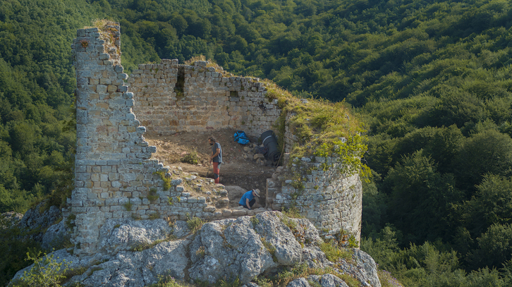 Trabajos de excavación en la torre del castillo de Araia.