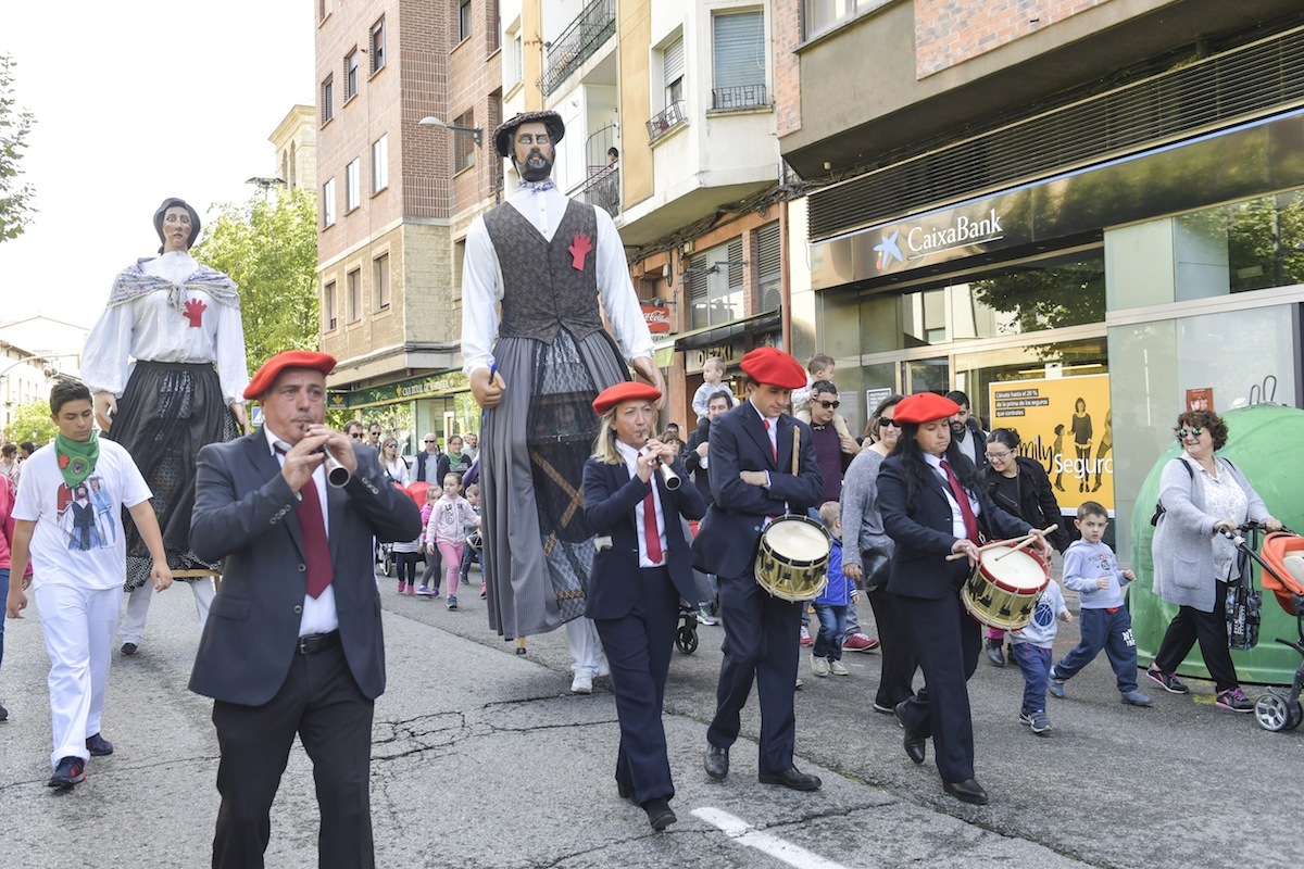 Erraldoi eta gaiteroak ia egunero ibiliko dira kalez kale Uharteko jaietan. (Idoia Zabaleta / FOKU)