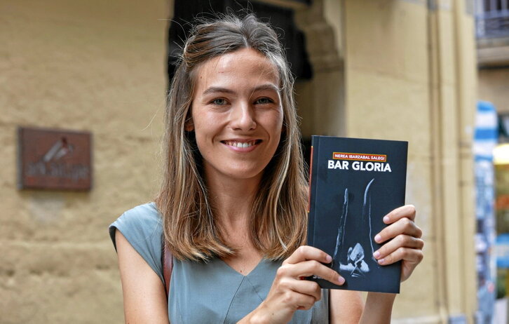Nerea Ibarzabal irribarretsu atzo Donostian, liburua eskuan.