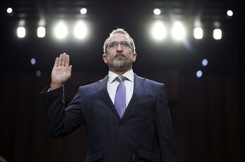 Peiter Zatko presta juramento antes de testificar ante el Comité Judicial del Senado este 13 de setiembre.