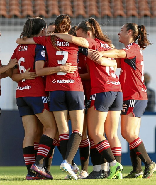 Las rojillas celebran el gol del triunfo copero ante el AEM.