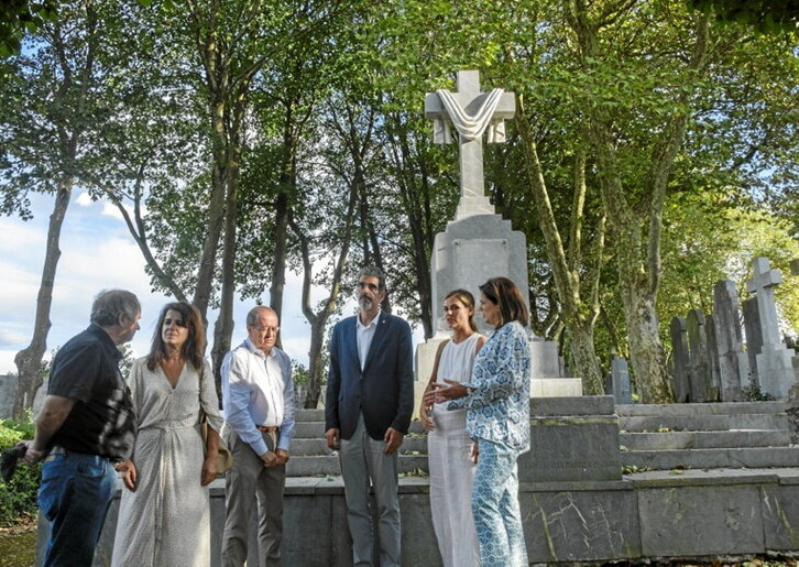 Acto ante el mausoleo franquista de Polloe.