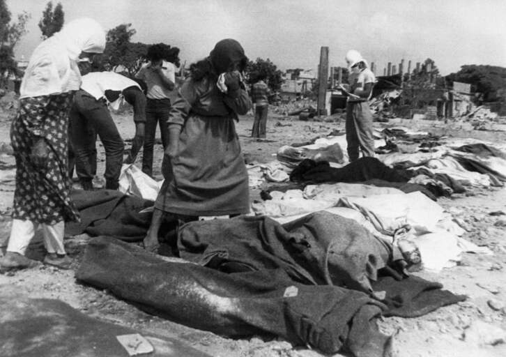Mujeres buscan a allegados entre los cadáveres tirados en el suelo tras la matanza de Sabra y Chatila en setiembre de 1982.