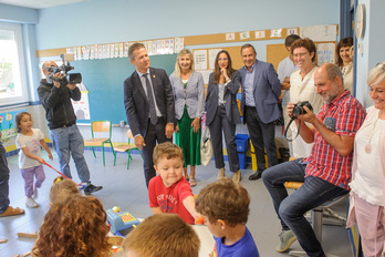 Jokin Bildarratz Hezkuntza sailburua, ikasturte hasiera dela-eta Donostiako Intxaurrondo Hegoa ikastetxera egindako bisitan.