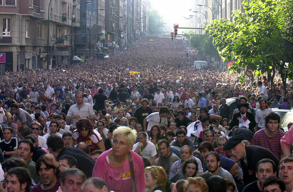 Sentada pacífica de las decenas de miles de abertzales, que provocó la violenta respuesta policial.