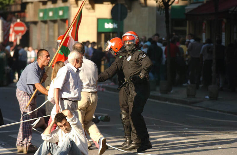 El estupor sucedió a la acción policial, dado el carácter totalmente pacífico de la marcha, bajo el lema ‘Gora Euskal Herria’.