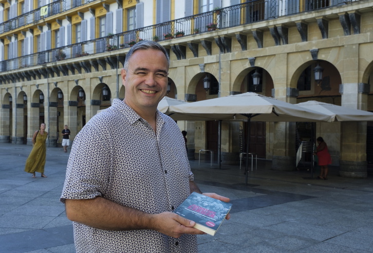 Jon Abril Olaetxea ‘Isildutako eskuak’ liburua aurkezten, Donostian.