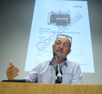 Joseba Belaustegi, de GuraSOS, en una comparecencia en la que se ha aportado documentación.