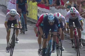 Álex Aranburu se ha impuesto de esta manera en el sprint del grupo perseguidor.