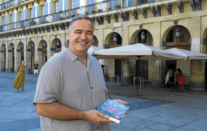 Jon Abril Olaetxea, «Isildutako eskuak» liburua aurkezten, atzo Donostian.