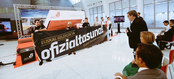 Gu ere Bai! ekimeneko kideak, gaur goizean Bilbon, Aburto alkatearen aurrean.