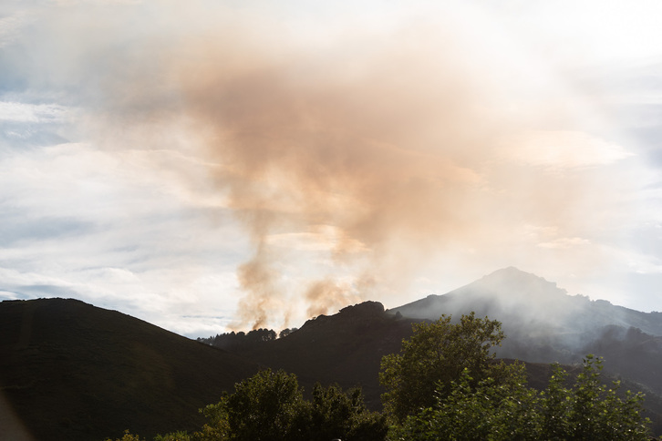 Columnas de humo del incendio desatado entre Sara y Bera. 