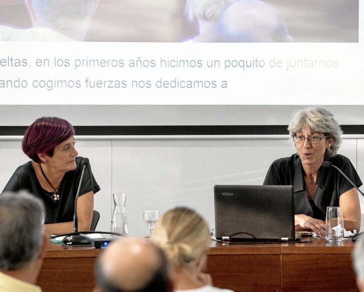 Abajo, Ana Leuza junto a Maria Pizarro, de la Asociación Juntas y Revueltas. A la derecha, Carmen Flores, presidenta de la Federación de Asociaciones de Madres Solteras (FAMS).