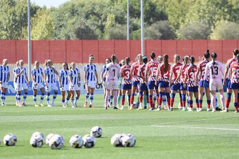Jugadoras de Real y Atlético, el primer partido que se suspendió por incomparecencia arbitral, se saludan en la CD Wanda el pasado sábado.