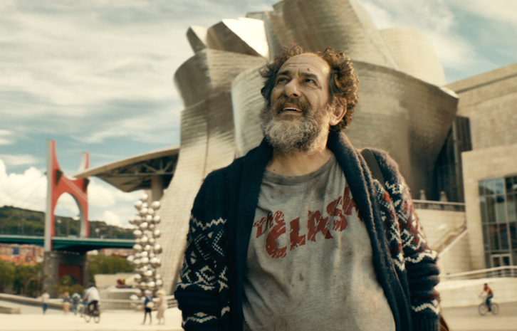 Karra Elejalde durante el rodaje en Bilbo, con el Guggenheim al fondo.