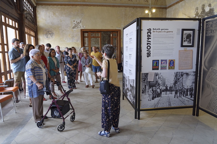 Emilia Basabe, durante la visita guiada a la exposición.