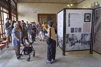 Emilia Basabe, durante la visita guiada a la exposición.