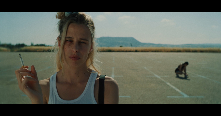 Olivia Baglivi en primer término, con Milena Smit al fondo.