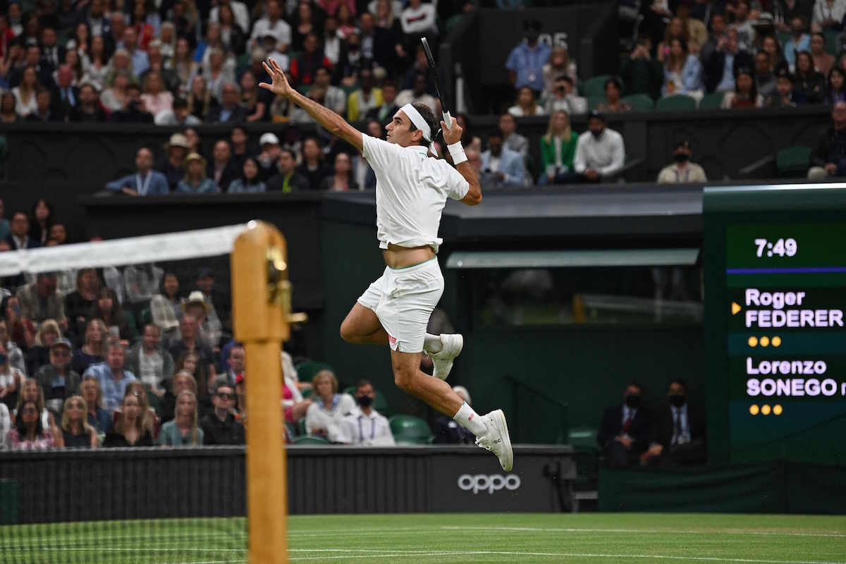 Federer remata una bola en Wimbledon de 2021. (Glyn KIRK/AFP)