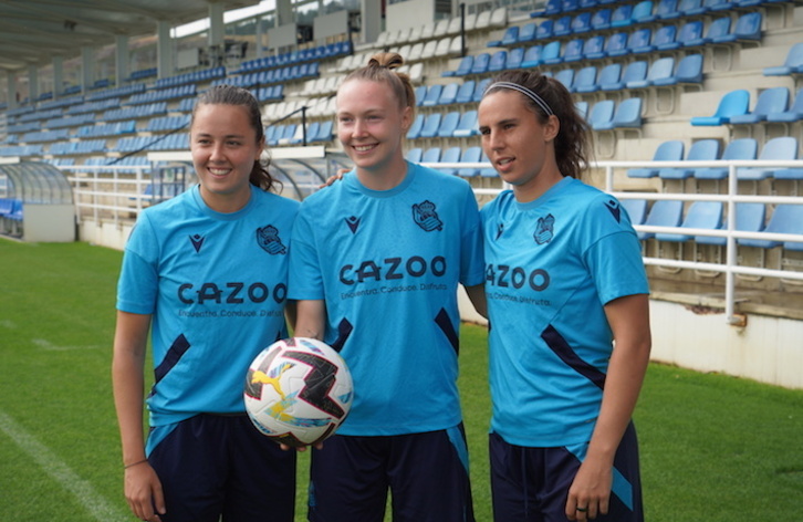 Amaiur, Franssi y Maddi posan sobre el césped de Zubieta.