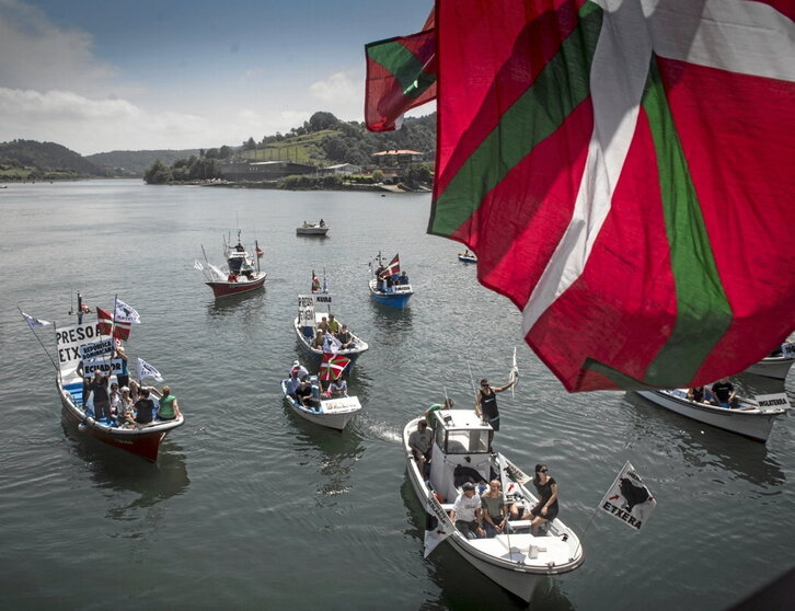 Movilización en apoyo a deportados y exiliados vascos, escenificando el retorno a casa.