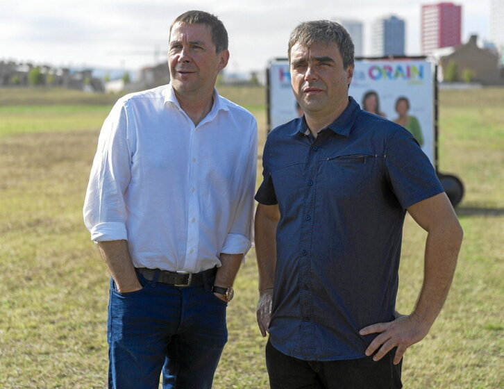 Arnaldo Otegi y Mikel Otero, fotografiados en el parque Salburua de Gasteiz.