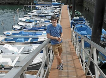 Beñat Gereka, Getariako portuan, txalupen artean.