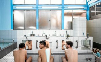 Uztailean hartutako irudian, Sam Holden sentoak babestearen aldeko aktibista eta Sento&Neighborhood erakundeko zuzendarikidea, Ruyzo Tsutsui eta Shingo Umehararekin Inariyu sentoan.