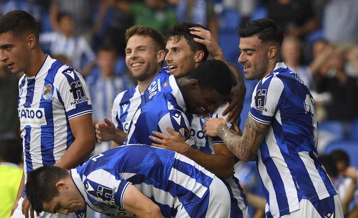 Karrikaburu, Illarra y Guevara, que jugaron su primer partido de inicio ante el Omonoia, celebran el gol del gasteiztarra.