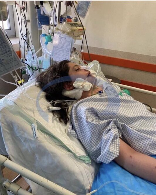 La imagen de la joven kurda Mahsa Amini entubada en una capa de un hospital de la capital iraní ha tenido gran repercusión en las redes sociales.