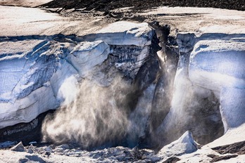 Agua de deshielo fluye desde la capa de hielo hacia la Bahía de Baffin, cerca de Pituffik, en Groenlandia.