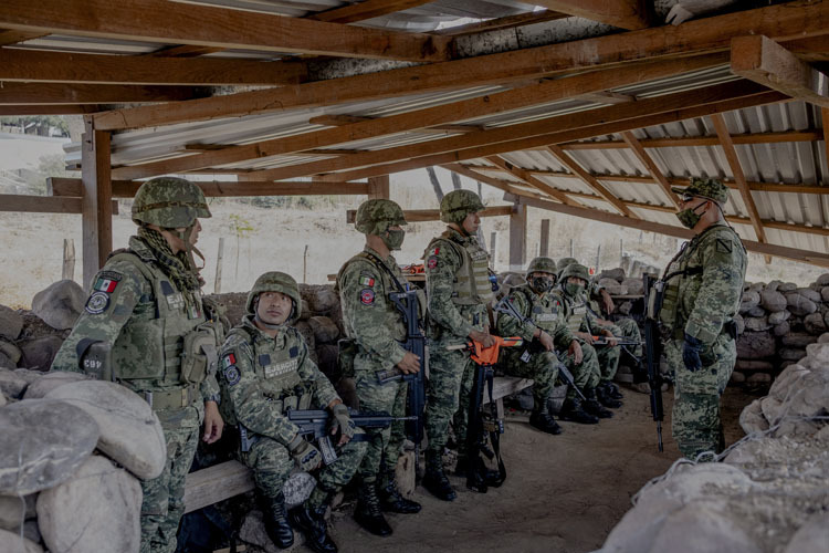 Abajo, militares en un retén en la entrada de Aguililla, durante un operativo contra el narcotráfico ocurrido el pasado mes de febrero.