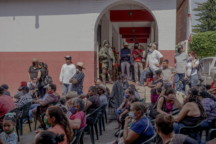Acto público en la plaza del pueblo después de que el Ejército tome el control de sus calles tras arrebatárselas al Cartel Jalisco Nueva Generación.